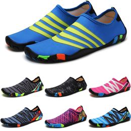 Chaussures d'eau Chaussures d'eau Femmes Hommes Slip On Beach Wading Pieds Nus Chaussures de Natation à Séchage Rapide Respirant Baskets de Sport Légères Unisexe 35-46 GAI-43