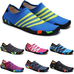 Chaussures d'eau Chaussures d'eau Femmes Hommes Slip On Beach Wading Pieds Nus Chaussures de Natation à Séchage Rapide Respirant Baskets de Sport Légères Unisexe 35-46 GAI-3