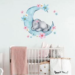 Aquarelle dormant bébé éléphant sur les autocollants muraux de lune avec des fleurs pour la chambre pour enfants bébé pépinière saline murale PVC