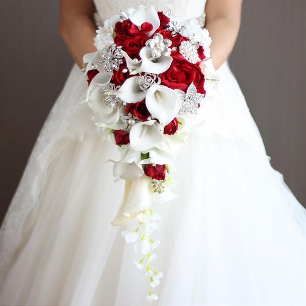 Cascade De Fleurs De Mariage Bouquets De Mariée De Mariage Rose Rouge Lys Calla Blanc Avec Perles Artificielles Et Strass Décoration 241N