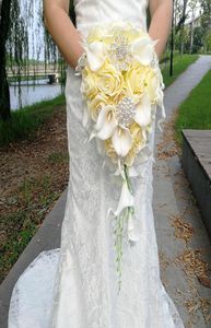 Waterval Bruiloftsbloemen Gele roos Calla Lelies Bruidsboeketten Kunstparels Kristal Bruidsboeketten Boeket De Mariage R9658911