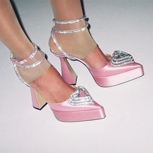 Plataforma impermeable Punta estrecha Zapatos de vestir Decoración de diamantes en forma de corazón Sandalias altas de tacón Bombas con correa en el tobillo Diseñadores de lujo calzado de fábrica para mujeres