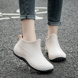 Chaussures imperméables étudiantes chaussures de pluie bas-haut Version coréenne de tube court mode chaussures en plastique bottes d'eau antidérapantes 231226