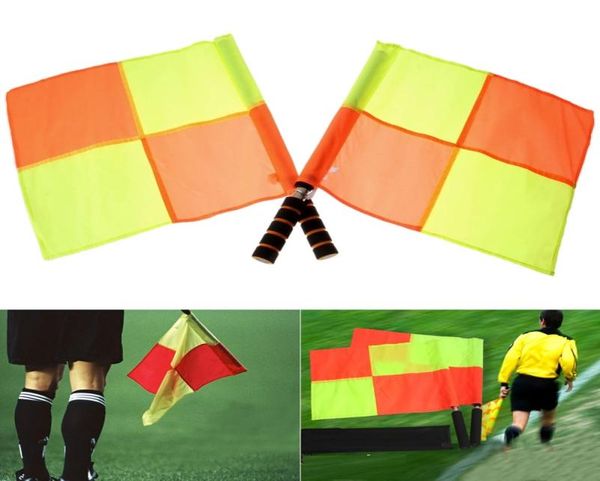 Drapeaux d'arbitre de football imperméables Football Rugby Juge de ligne Réf à carreaux Drapeaux de sport Poteau en métal Poignée en mousse avec 2 pièces dans Carring Oxf4042648