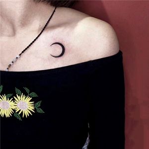 Autocollant de tatouage temporaire étanche conception de croissant de lune noir Art corporel faux tatouage Flash tatouage épaule clavicule femme homme
