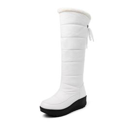 Zapatos impermeables de invierno para mujer, botas de nieve cálidas de piel de felpa, botas informales con cuña hasta la rodilla, zapatos de lluvia blancos y negros para mujer 2023