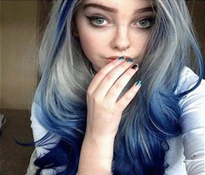 Golvende blauw grijs pruik Woodfestival kleurrijke krullende pruiken voor vrouwen middelste haarlijn synthetisch haar lange cosplay20459538557260