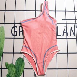 Portez de nouveaux maillots de bain un one-one-one-womens imprimé conservateur sans secours sans dossier pour les vacances de baignade