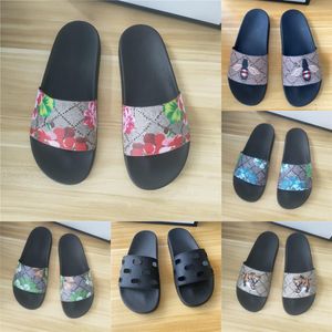 Diseñador Diapositivas Hombre Mujer Zapatillas Sandalias de verano Tobogán de playa Plataforma plana Damas Sandali Baño Zapatos para el hogar Chanclas Zapatilla causal a rayas