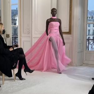 Vêtue d'un haut tube en tulle rose princesse et d'une longue robe zuhair Murad, elle est soudainement apparue à la conférence de presse de 2023.