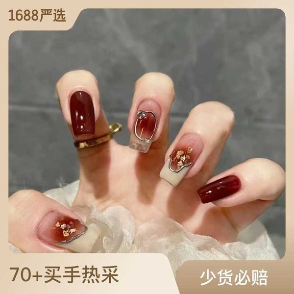 Wearing Armor B728 Sweetheart Milk Tea, un nouveau produit de nail art haut de gamme pour le Nouvel An qui apparaît en blanc