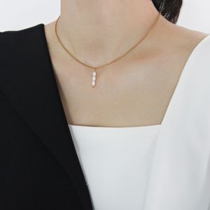 portant un collier pendentif en perles d'eau douce, un collier de perles naturelles, des bijoux vintage du commerce extérieur YS51 style et tempérament français,