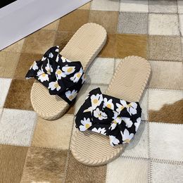 Zomer schattige slippers voor vrouwen zomer 2023 nieuwe mode multifunctionele boog flat strand sandalen 35-40 fabrieks directe verkoop