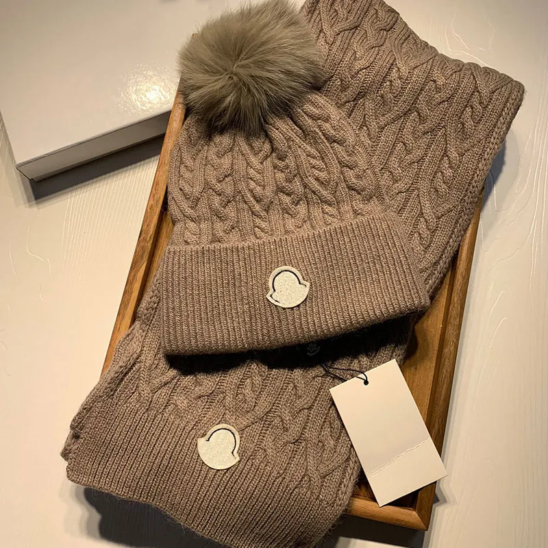 Moncler intetnal hat scarf set