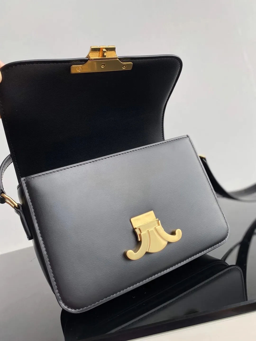 Berömda 2023 Designerväskor 10A Kvalitet Lady Fashion Handbag Triomphe Delicate Cowhide Shoulder Bag High Sense Messenger Envelope Cross Body