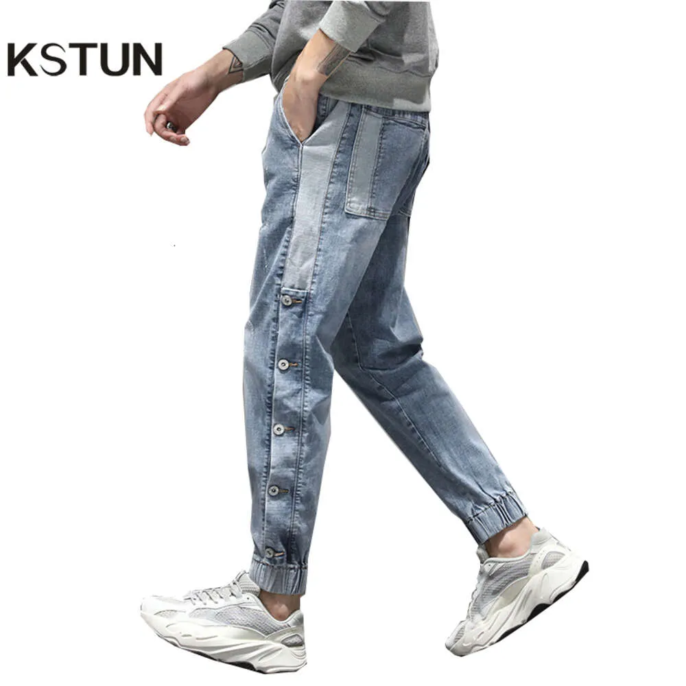 Harem calças de corrida oversized estiramento luz azul rebites laterais solto ajuste jeans cônicos masculino streetwear retalhos na moda