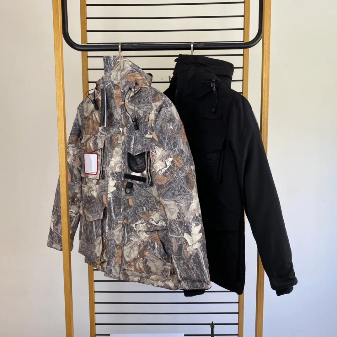 Vente chaude célèbre designer hommes doudoune co-marqué Canada hiver manteau à capuche feuille d'érable camouflage vestes confortables et chaudes hommes femmes