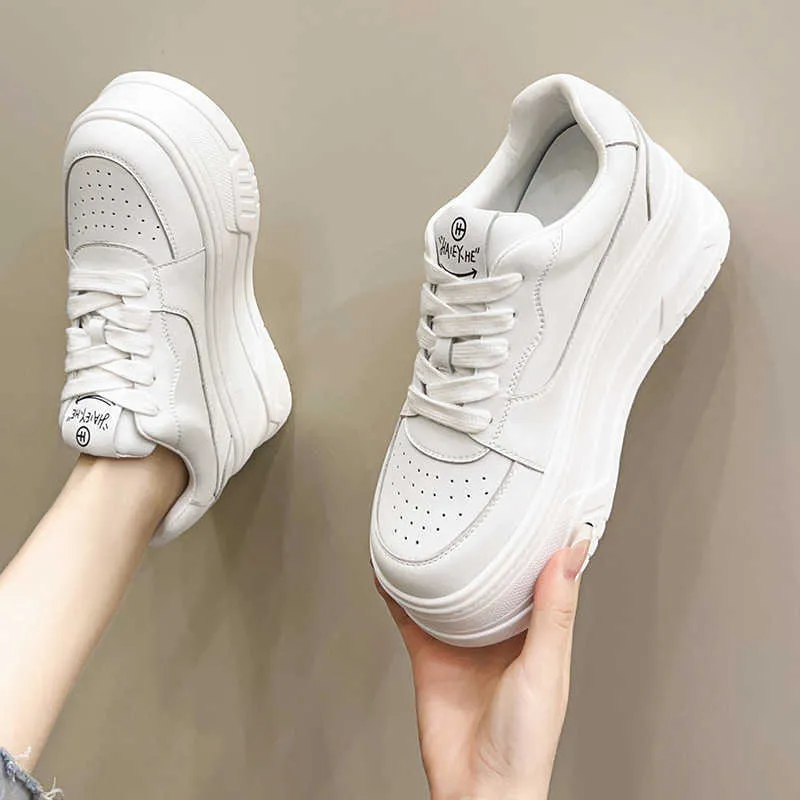 Couro genuíno Branco para mulheres 2024 New Women's são versáteis espessos respiráveis e com um aumento de altura.Sapatos de muffin masculinos pequenos 84280 MUFF 24235