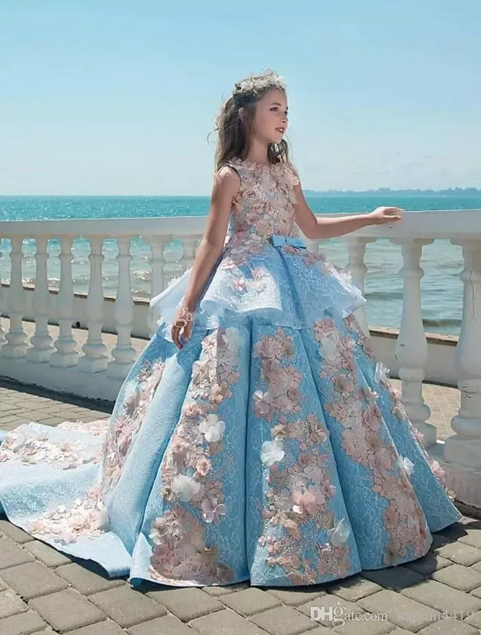 2018 Girls Pageant Dresses Sky Niebieski Koronki Aplikacja Perły 3D Kwiatowy Wielopięciowy Sash Bow V Powrót Długie Dzieci Kwiat Dziewczyny Sukienki Urodzinowe Suknie