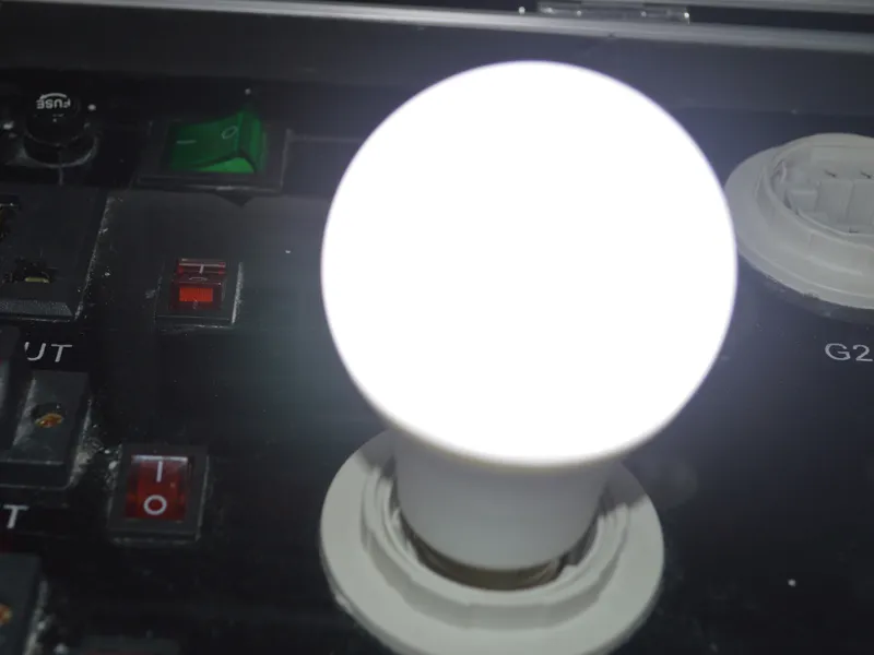 LED 디 밍이 가능한 전구 높은 밝기 900lm 9W 2835 LED 전구 흰색 플라스틱 알루미늄 빛 220 각도 멋진 흰색 따뜻한 흰색 AC110-220V CRI 80RA