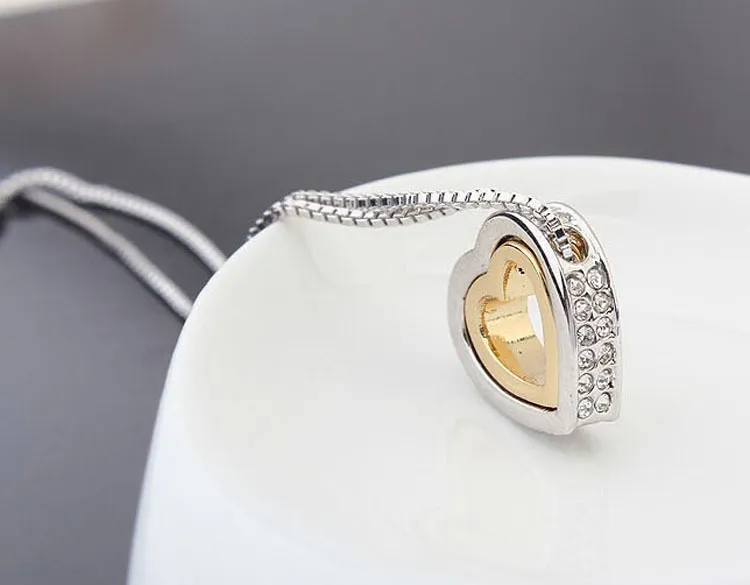 Pendenti della collana Collane con catene di gioielli placcati in argento con ciondolo a forma di cuore in cristallo da donna