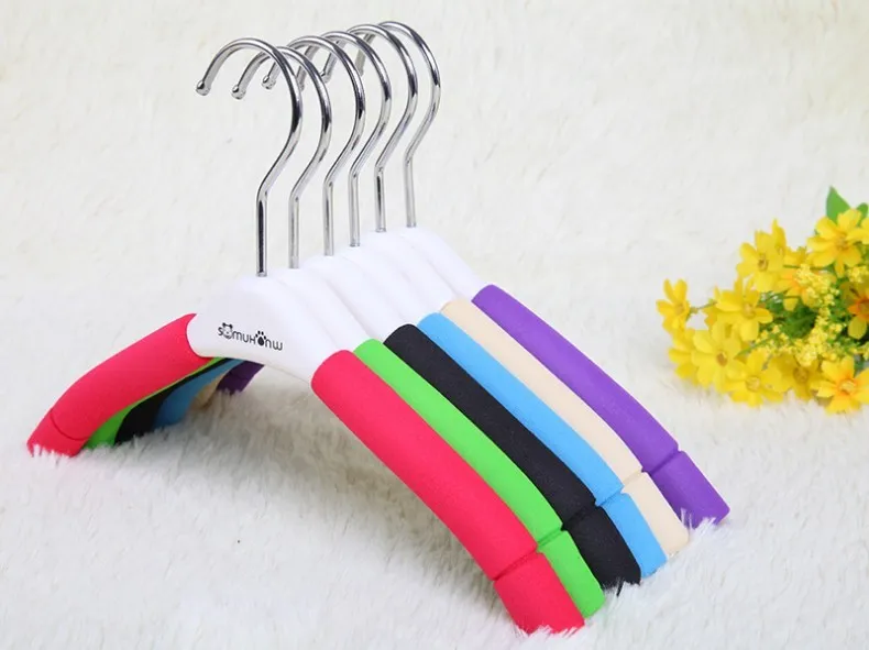 Kinderstijl, kleurrijke satijn gewatteerde rokbroekhangers met plastic clips