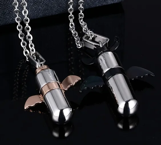 Populär Ny Design Lover Hot Selling Demon Black Rose Gold Wings Pill Bottle Pendants Par Halsband Rostfritt Stål Smycken