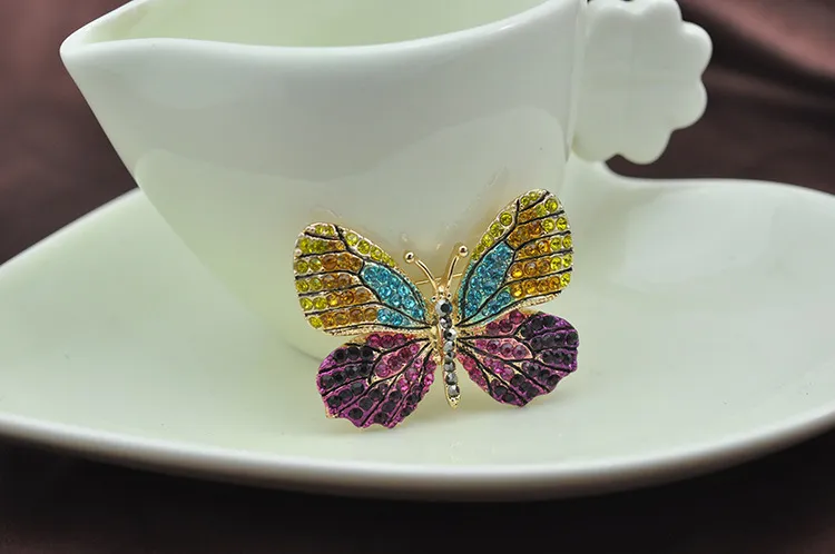 Mode Butterfly Brosch Guldpläterad Smycken Big Drill Diamant För Kvinnor Emeral Crystal Pin Brooches Fashion Scarf Bijoux Tillbehör