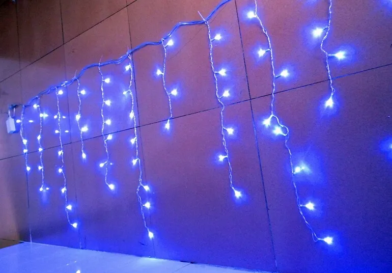 Riesige lange 20 m lange Eiszapfen-Vorhang-Lichterkette mit 600 LEDs für Weihnachtsfeier, 8 Blitzmodi, 220 V Netzstecker, Display-Controller und Endstecker