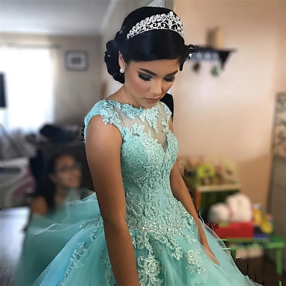 2018 جديد رائع الفيروز quinceanera الكرة ثوب فساتين جوهرة الرقبة الدانتيل appeliqus الحلو 16 الاجتياح قطار زائد حجم حزب حفلة موسيقية فساتين السهرة