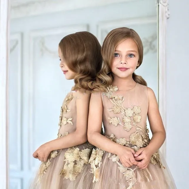 Crew Neck Gold Tulle A Line Princess Short Flower Girl Dresses Sleeveless Lace Applique Wedding Party Tea Length Kids Birthday Dresses