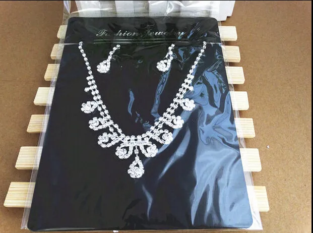 16 Style Bridal Wedding Party Collana con ciondolo con strass in cristallo Orecchini Set di gioielli Accessori gioielli da sposa6363023