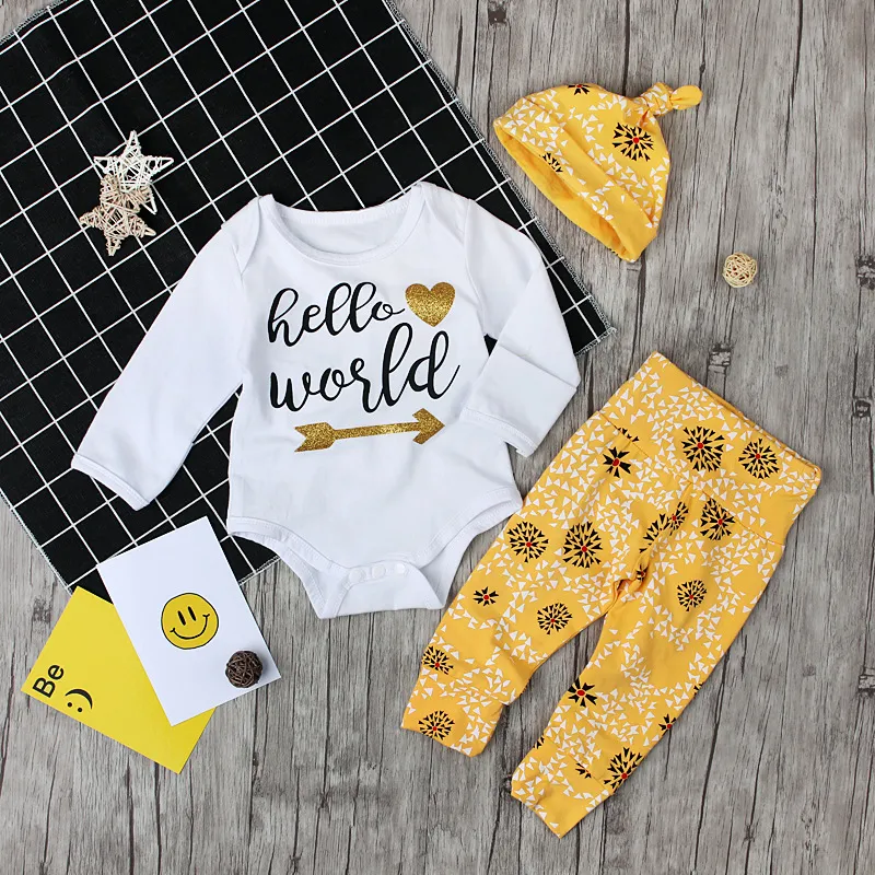 Neugeborenes Baby Outfits 2018 Baumwolle Baby Kleidung Sets Langarm Hallo Welt Tops Strampler Hosen Hut 3 STÜCKE Nette Boutique Jungen Mädchen Kleidung Set