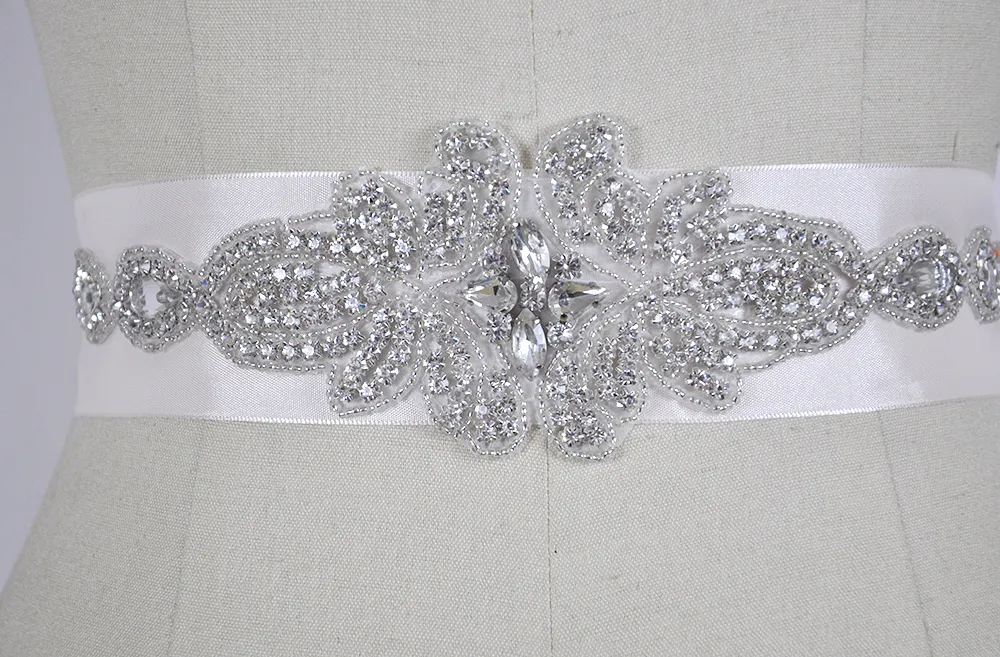 Nyaste justerbar storlek Vit kristallpärlor Bridal Sashes for Brides Rhinestones Belts Wedding Accessory Custom Made243L