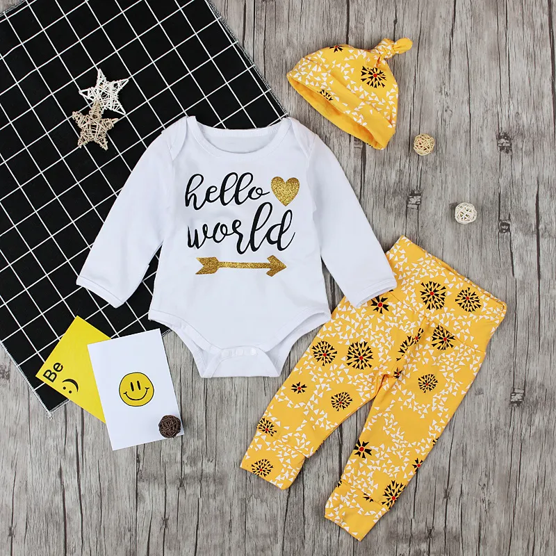 Neugeborenes Baby Outfits 2018 Baumwolle Baby Kleidung Sets Langarm Hallo Welt Tops Strampler Hosen Hut 3 STÜCKE Nette Boutique Jungen Mädchen Kleidung Set