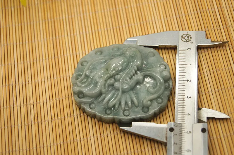 Handgefertigter und geschnitzter glücksverheißender Phönix für neun Tage aus natürlicher Jade Amulett. Halskettenanhänger.