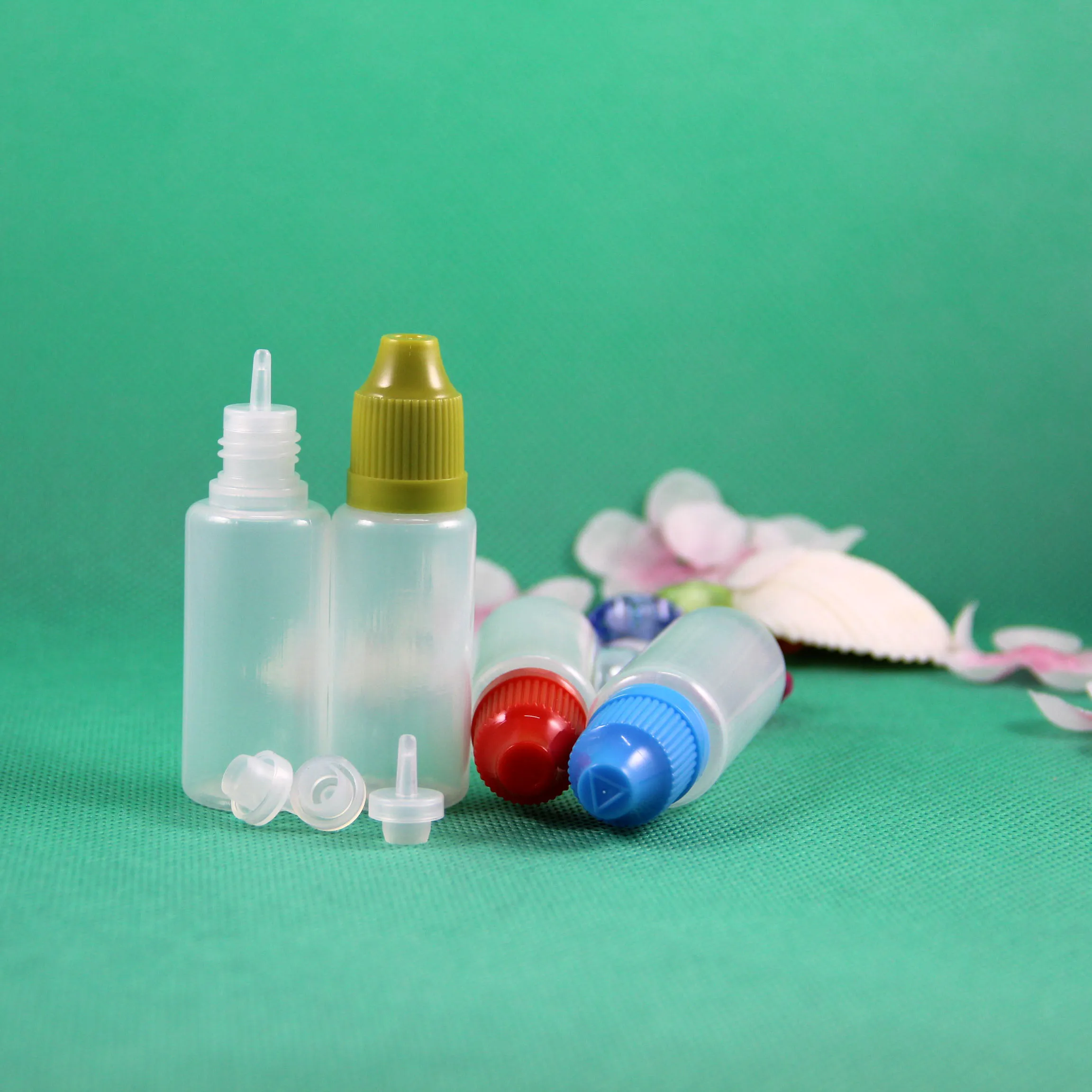 100 uppsättningar/parti 15 ml 1/2 oz plastdropparflaskor med barnsäker säkerhetslock lockar långa tunna munstycken PE Safe Squeable för flytande juice 15 ml