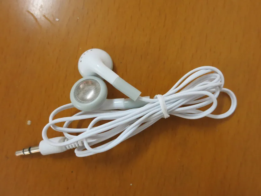 Tek kullanımlık Basit Beyaz Kulaklık Kulaklık Kulaklık smartphone için opp torba ile android android MP3 MP4 cihazı çin'de yapılan