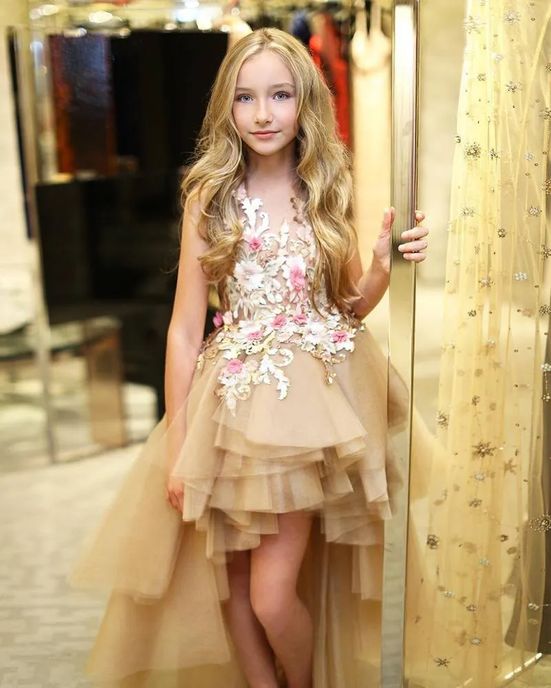 Underbara hög låga små tjejer pageant klänningar 3d appliqued en linje tiered flower girl dress sheer neck tulle pärlstav fasta kommunion klänningar