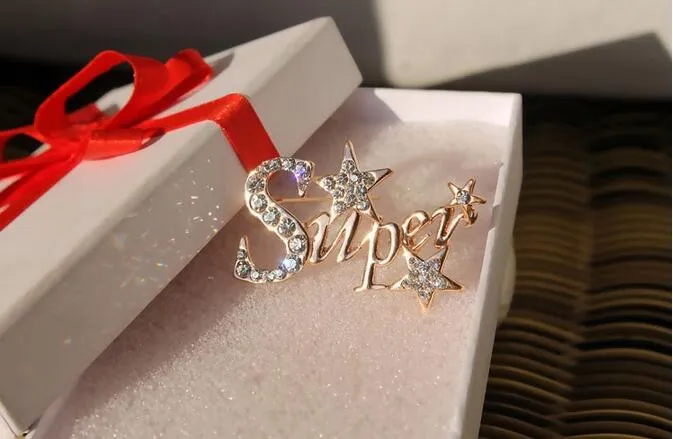 Högkvalitativ guldpläterad klar kristall Super Star Shaped Alloy Brosch Special Presentparty Kostym Pins Broaches för Kvinna Hot Selling