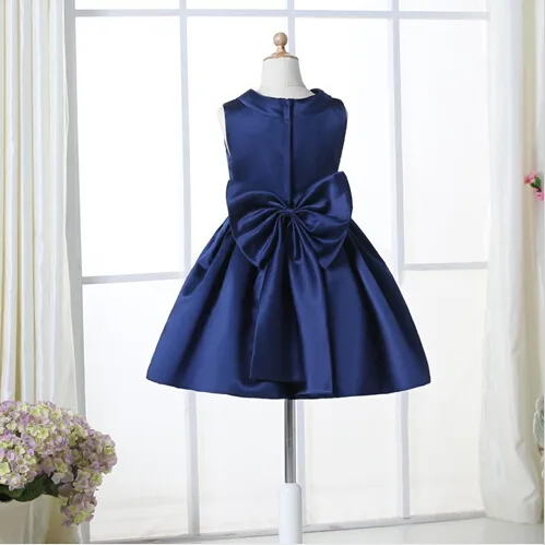 Kwiat Girl Sukienki na Wesela Elegancka Długość Kolana Neckline Neckline Cap Sleeve Custom Kids Formalna Nosić Satin Dress