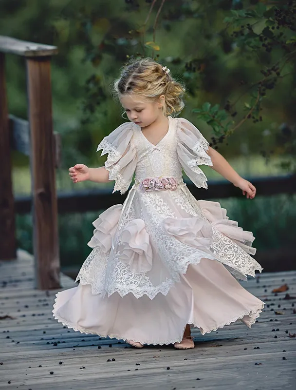 Blush Bohemian Flower Girl Dresses With Short Sleeves Tiered Lace Girls Pageant Gowns Vintage Kids Wedding Dress