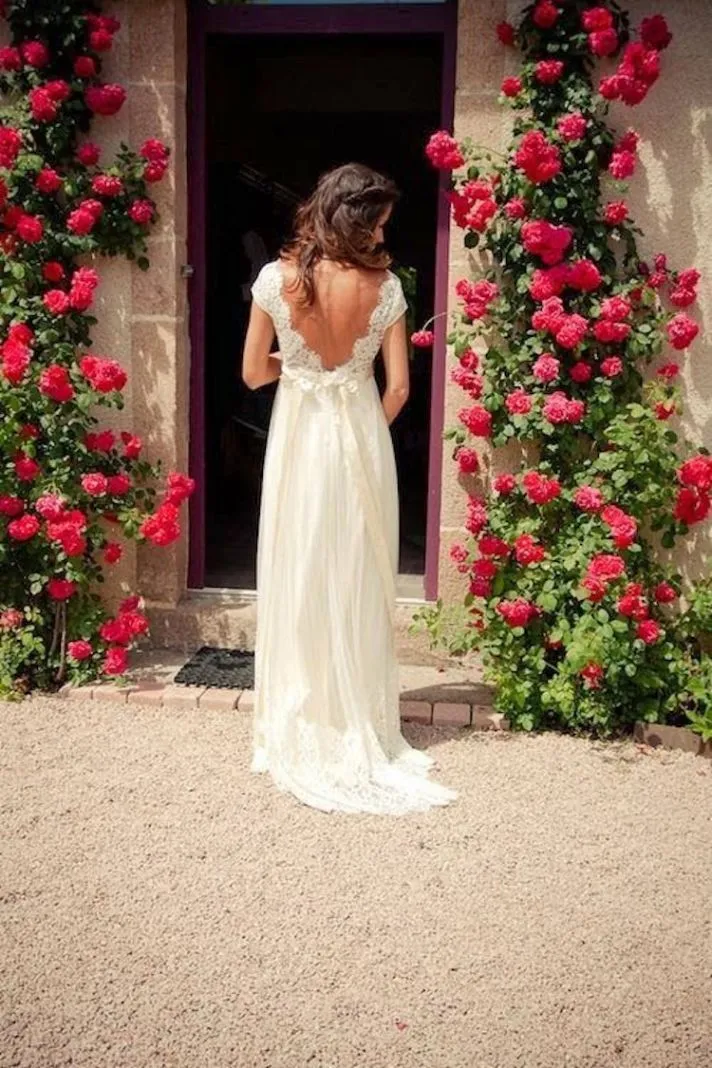 2019 Vintage Bohemian Trouwjurken Een lijn backless Sheer Kant Cap Mouwen Bruidsjurken met V-hals Beaded Sash Country Brides Sweep Train