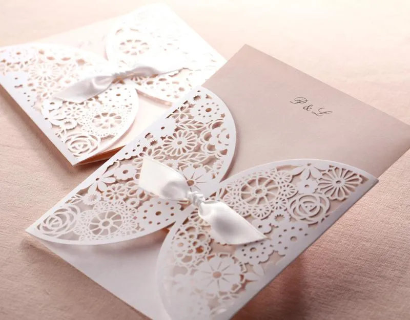 Tarjetas de invitación de boda huecas Invitación recortada de encaje de flor blanca romántica con lazo Tarjetas de invitación láser personalizadas gratis imprimibles