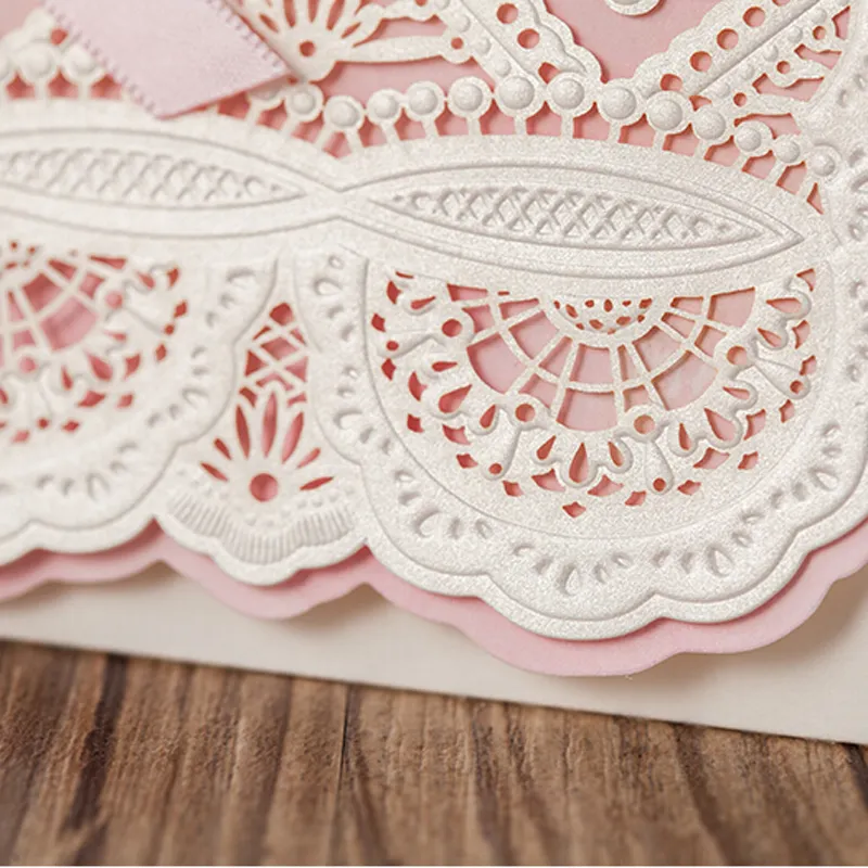 Laser cut blomma bowtie stil inbjudningskort härlig skräddarsydda rosa färg bröllop inbjudningar gratis utskrift inklusive kuvert