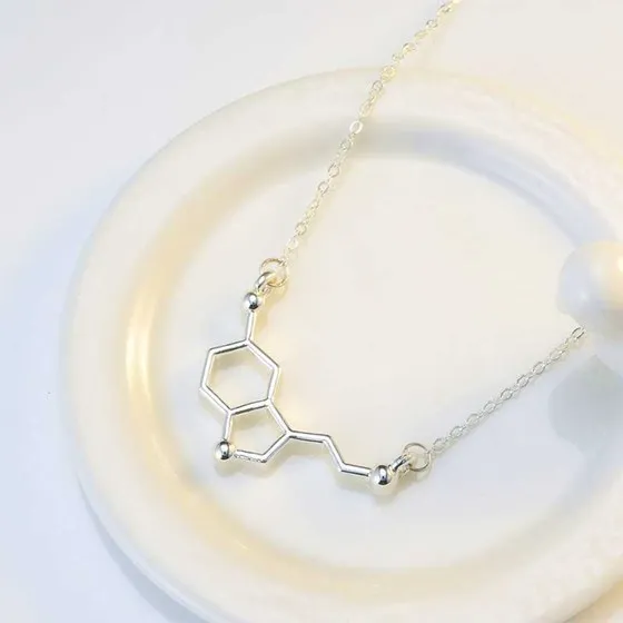 Collier de molécule simple Formule chimique Collier 5-HT Hormone Structure moléculaire Collier ADN infirmière bijoux pour femmes hommes