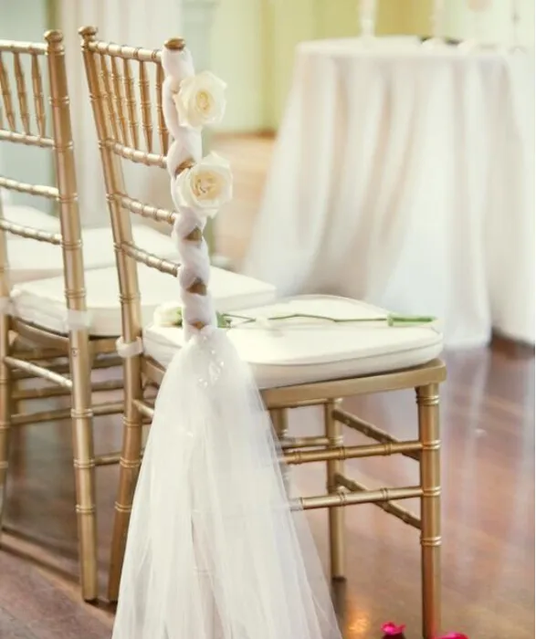 Образец красивых белых поясов на стуле для свадебных украшений. Цветы ручной работы. Лента для стула. Юбилей. Шифон. Шикарный банкет для вечеринки A3825417.