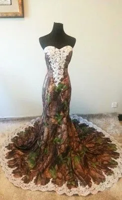 Spetsarmaid klänningar med stropplös sexig camo brudan anpassad golvlängd lång bröllopsklänning vårstil