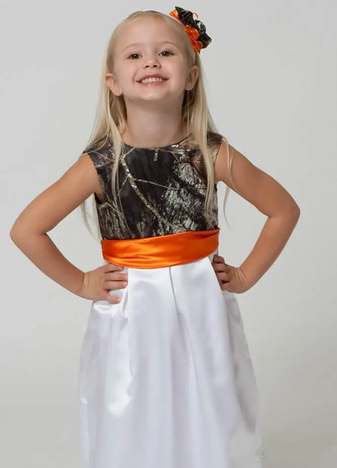 Abiti da ragazza di fiore mimetici adorabili matrimoni 2015 Collo gioiello Camouflage Forest Flower Girls Wear con cintura Abiti da spettacolo ragazze Realtree