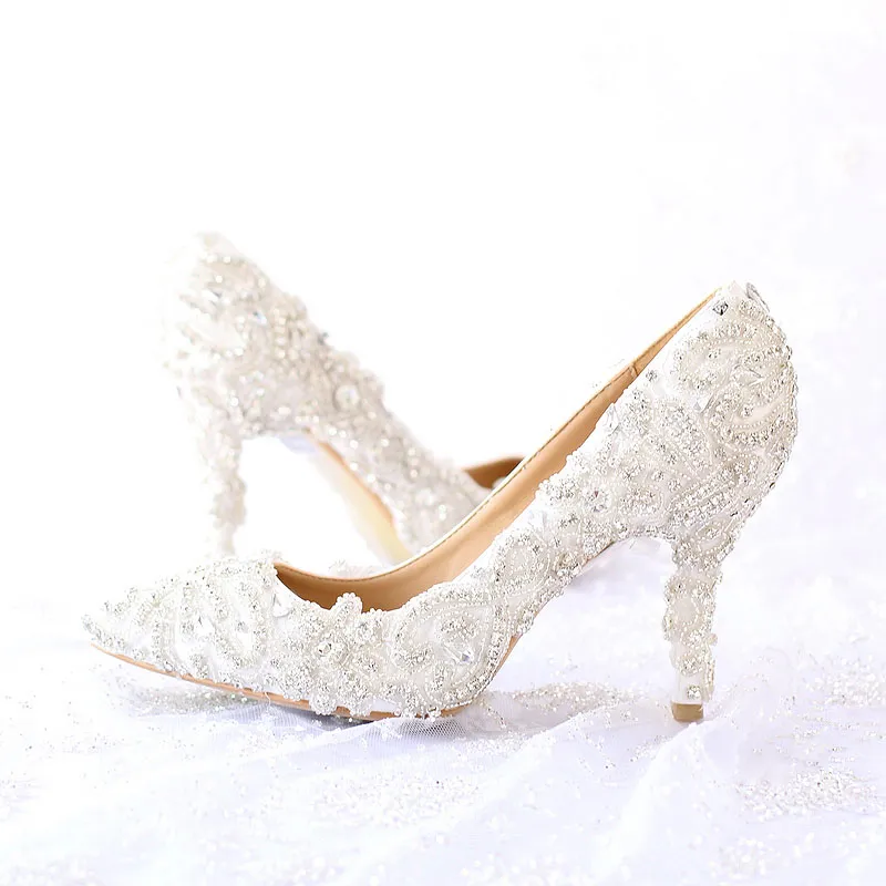 Scarpe da sposa con perline di cristallo lucenti Accessorio da sposa con punta a punta di colore puro con applicazioni Comode scarpe da ballo con tacco diverso